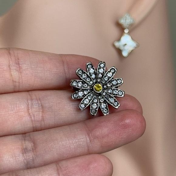 Elegant Silver and Yellow Daisy Brooch. - Picture 4 of 6